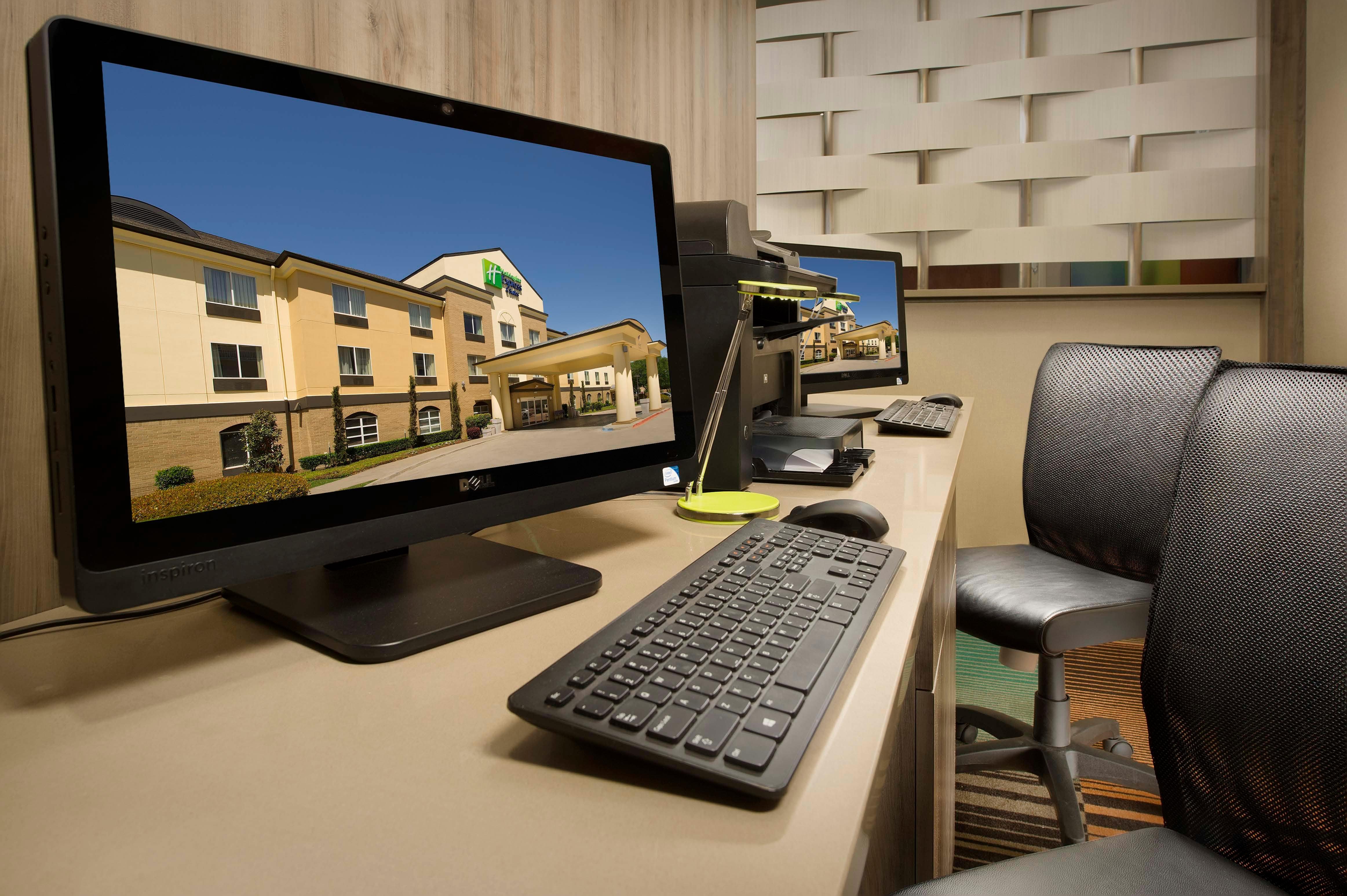 Holiday Express And Dfw-grapevine By Ihg Hotel 3*